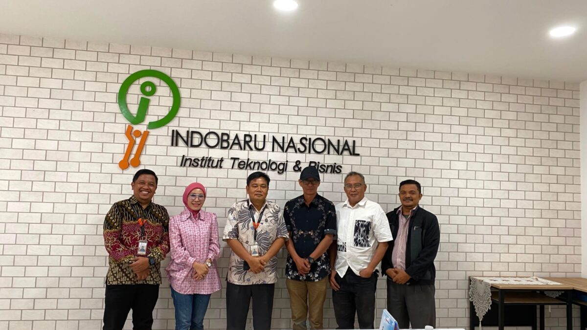 Rektor IIBN, Dr. Jontro Simanjuntak, saat menerima kunjungan Ketua PWI Kota Batam Muhammad Khafi Anshary, Sekretaris SIWO PWI Pusat Deni Risman, dan Wakil Ketua Hubungan Antar Lembaga PWI Batam Nikson Simanjuntak, Jumat (26/6/2026). Foto:Istimewa
