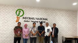 Rektor IIBN, Dr. Jontro Simanjuntak, saat menerima kunjungan Ketua PWI Kota Batam Muhammad Khafi Anshary, Sekretaris SIWO PWI Pusat Deni Risman, dan Wakil Ketua Hubungan Antar Lembaga PWI Batam Nikson Simanjuntak, Jumat (26/6/2026). Foto:Istimewa
