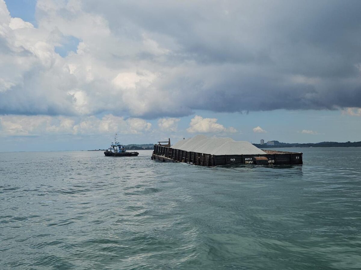 Sebuah tongkang bermuatan batu granit terbalik di perairan Batu Ampar, Kota Batam, Kepulauan Riau, Rabu (24/6/2026). Foto;Basarnas