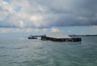 Sebuah tongkang bermuatan batu granit terbalik di perairan Batu Ampar, Kota Batam, Kepulauan Riau, Rabu (24/6/2026). Foto;Basarnas