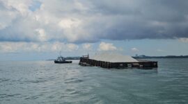 Sebuah tongkang bermuatan batu granit terbalik di perairan Batu Ampar, Kota Batam, Kepulauan Riau, Rabu (24/6/2026). Foto;Basarnas