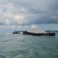Sebuah tongkang bermuatan batu granit terbalik di perairan Batu Ampar, Kota Batam, Kepulauan Riau, Rabu (24/6/2026). Foto;Basarnas