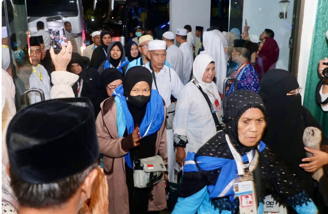 Sebanyak 442 jemaah haji yang tergabung dalam Kloter 1 Debarkasi Batam kembali ke Tanah Air setelah menuntaskan rangkaian ibadah haji di Tanah Suci. Kedatangan mereka di Aula Arafah 1 Asrama Haji Batam Centre, Senin (1/6/2026). Foto:Diskominfo Batam