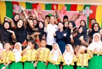 Wali Kota Batam Amsakar dan Wakil Wali Kota Batam Li Claudia Chandra bersama pelajar. Foto:Diskominfo Batam