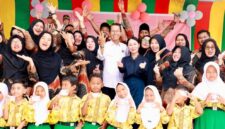 Wali Kota Batam Amsakar dan Wakil Wali Kota Batam Li Claudia Chandra bersama pelajar. Foto:Diskominfo Batam