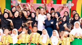 Wali Kota Batam Amsakar dan Wakil Wali Kota Batam Li Claudia Chandra bersama pelajar. Foto:Diskominfo Batam
