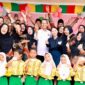 Wali Kota Batam Amsakar dan Wakil Wali Kota Batam Li Claudia Chandra bersama pelajar. Foto:Diskominfo Batam