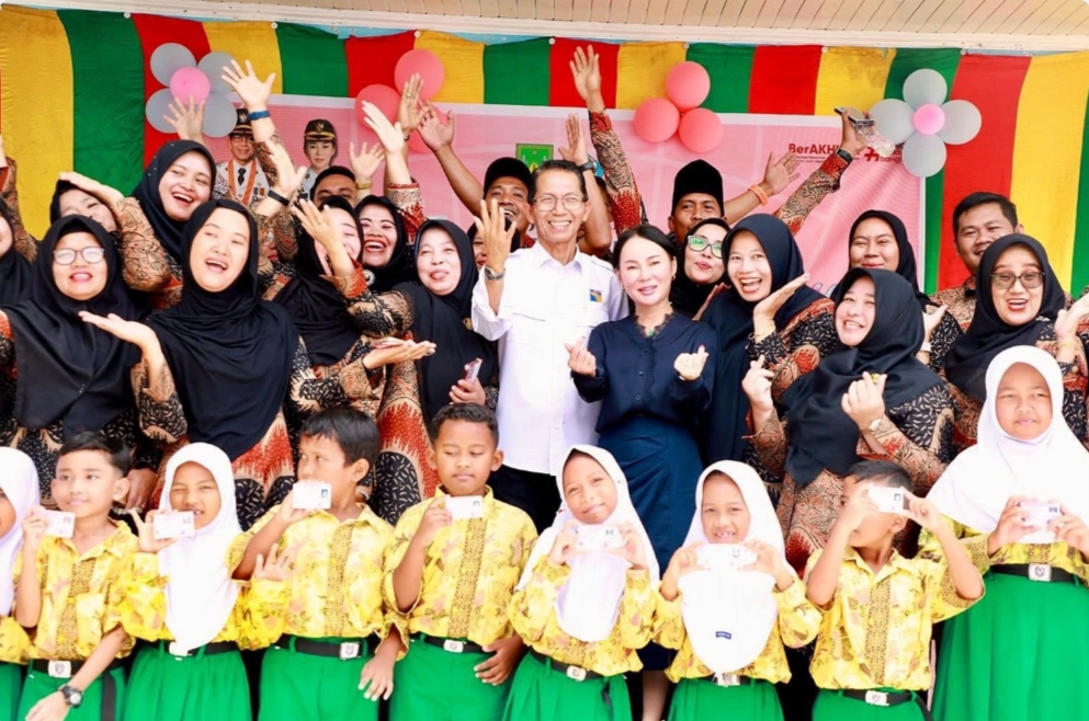 Wali Kota Batam Amsakar dan Wakil Wali Kota Batam Li Claudia Chandra bersama pelajar. Foto:Diskominfo Batam