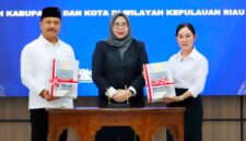 Pelaksana Harian (Plh) Wali Kota Batam, Li Claudia Chandra, menerima langsung Laporan Hasil Pemeriksaan (LHP) BPK bersama Wakil Ketua II DPRD Kota Batam, Budi Mardianto. Foto:Istimewa