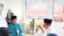 Kepala Dinas Komunikasi dan Informatika Kota Batam, Rudi Panjaitan bersama Wali Kota Batam Amsakar Achmad, Senin (8/6/2026). Foto:Diskominfo Batam