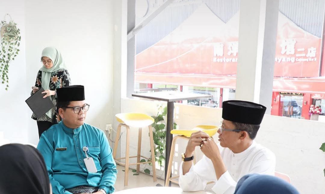 Kepala Dinas Komunikasi dan Informatika Kota Batam, Rudi Panjaitan bersama Wali Kota Batam Amsakar Achmad, Senin (8/6/2026). Foto:Diskominfo Batam