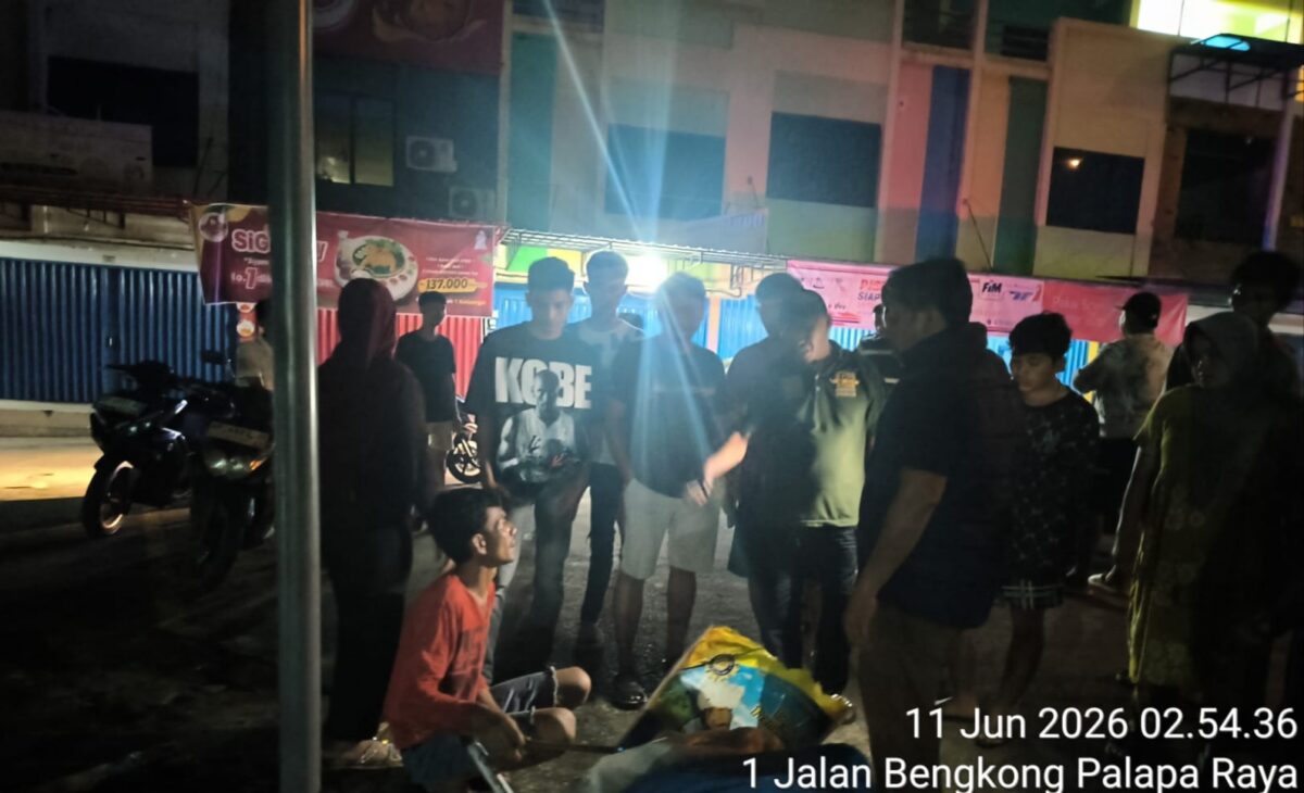 Anggota Polsek Bengkong saat mendatangi Tempat Kejadian Perkara usai terduga pelaku pencurian diamankan warga, Kamis (11/6/2026).