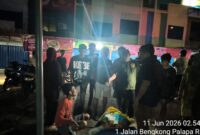 Anggota Polsek Bengkong saat mendatangi Tempat Kejadian Perkara usai terduga pelaku pencurian diamankan warga, Kamis (11/6/2026).