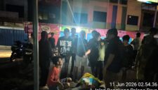 Anggota Polsek Bengkong saat mendatangi Tempat Kejadian Perkara usai terduga pelaku pencurian diamankan warga, Kamis (11/6/2026).
