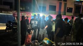 Anggota Polsek Bengkong saat mendatangi Tempat Kejadian Perkara usai terduga pelaku pencurian diamankan warga, Kamis (11/6/2026). 