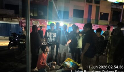 Anggota Polsek Bengkong saat mendatangi Tempat Kejadian Perkara usai terduga pelaku pencurian diamankan warga, Kamis (11/6/2026).