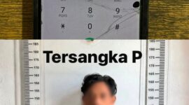 Terduga pelaku saat bersama barang bukti saat diamankan polisi. Foto:Humas Polresta Barelang