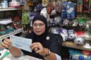 Pemilik toko material PT Logam Jaya Sejahtera, Rika saat diwawancarai wartawan, Kamis (18/6/2026). Foto:Dok. Matapedia