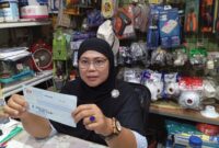 Pemilik toko material PT Logam Jaya Sejahtera, Rika saat diwawancarai wartawan, Kamis (18/6/2026). Foto:Dok. Matapedia