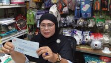 Pemilik toko material PT Logam Jaya Sejahtera, Rika saat diwawancarai wartawan, Kamis (18/6/2026). Foto:Dok. Matapedia