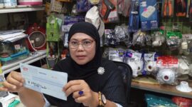 Pemilik toko material PT Logam Jaya Sejahtera, Rika saat diwawancarai wartawan, Kamis (18/6/2026). Foto:Dok. Matapedia