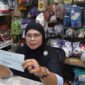 Pemilik toko material PT Logam Jaya Sejahtera, Rika saat diwawancarai wartawan, Kamis (18/6/2026). Foto:Dok. Matapedia