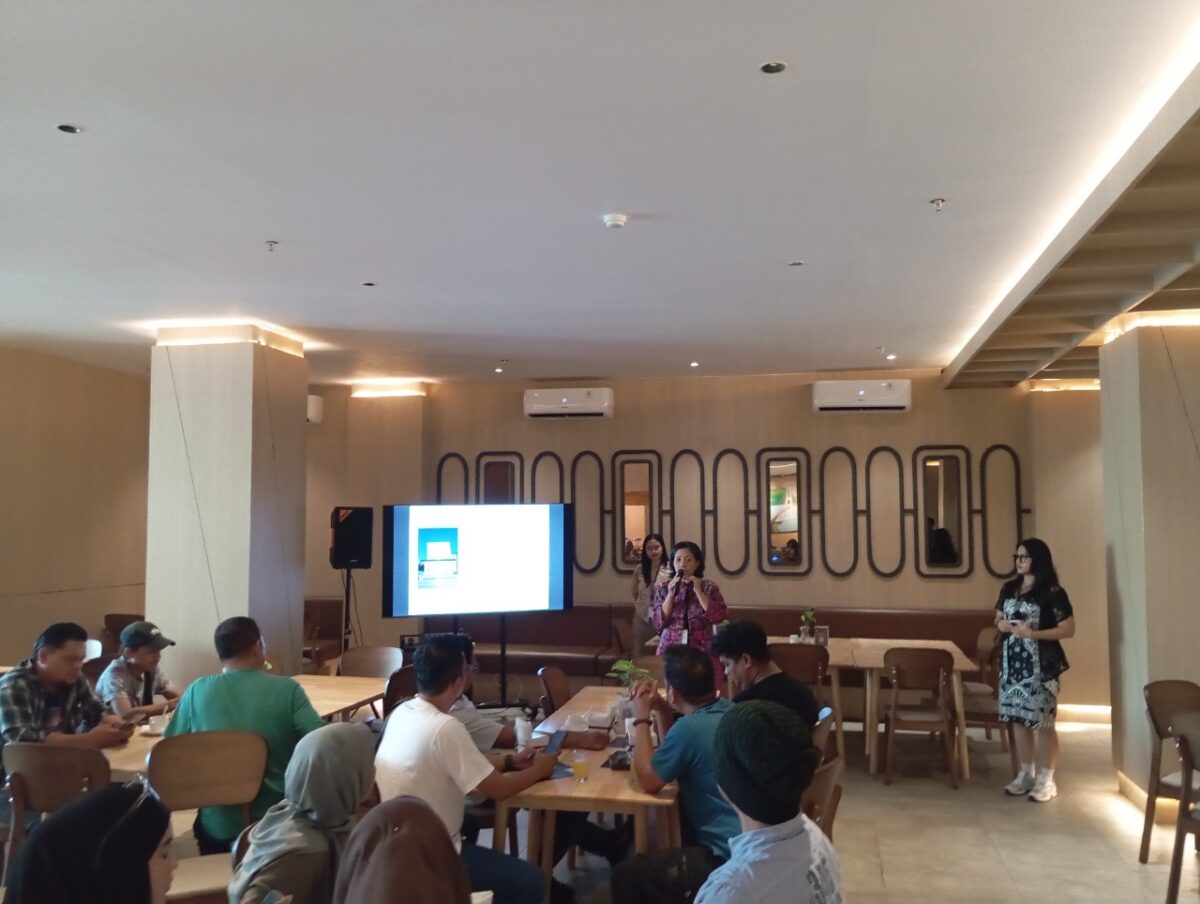 General Manager MaxOne Hotel Batam, Dian, saat Media Gathering di 1.1 Dining & Lounge Restaurant MaxOne Batam bersama wartawan, Jumat (19/6/2026). Foto:Rega/matapedia