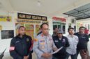 Kapolsek Sagulung Iptu Husnul Afkar didampingi Kanit Reskrim Polsek Sagulung Iptu Anwar Aris dan komunitas driver online dalam jumpa pers kasus penganiayaan anak, Minggu (21/6/2026). Foto:Rega/matapedia
