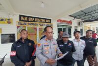 Kapolsek Sagulung Iptu Husnul Afkar didampingi Kanit Reskrim Polsek Sagulung Iptu Anwar Aris dan komunitas driver online dalam jumpa pers kasus penganiayaan anak, Minggu (21/6/2026). Foto:Rega/matapedia