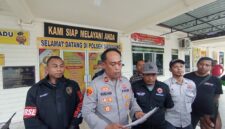 Kapolsek Sagulung Iptu Husnul Afkar didampingi Kanit Reskrim Polsek Sagulung Iptu Anwar Aris dan komunitas driver online dalam jumpa pers kasus penganiayaan anak, Minggu (21/6/2026). Foto:Rega/matapedia