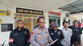 Kapolsek Sagulung Iptu Husnul Afkar didampingi Kanit Reskrim Polsek Sagulung Iptu Anwar Aris dan komunitas driver online dalam jumpa pers kasus penganiayaan anak, Minggu (21/6/2026). Foto:Rega/matapedia