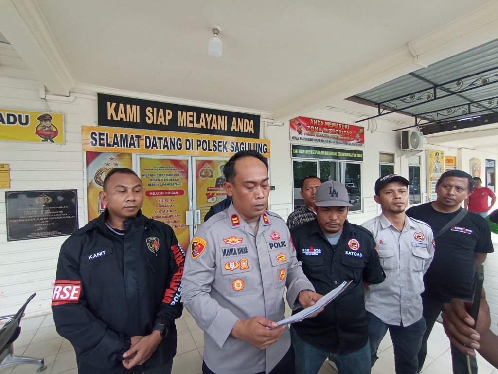 Kapolsek Sagulung Iptu Husnul Afkar didampingi Kanit Reskrim Polsek Sagulung Iptu Anwar Aris dan komunitas driver online dalam jumpa pers kasus penganiayaan anak, Minggu (21/6/2026). Foto:Rega/matapedia
