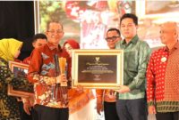 Penghargaan kepada wajib pajak yang dinilai taat dan tertib memenuhi kewajiban perpajakan dalam Malam Apresiasi Wajib Pajak Kota Batam 2026 di Ballroom Harmoni One Hotel, Batam Centre, Senin (22/6/2026). Foto:Diskominfo Batam