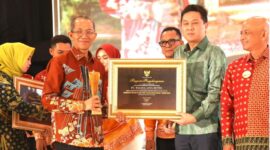 Penghargaan kepada wajib pajak yang dinilai taat dan tertib memenuhi kewajiban perpajakan dalam Malam Apresiasi Wajib Pajak Kota Batam 2026 di Ballroom Harmoni One Hotel, Batam Centre, Senin (22/6/2026). Foto:Diskominfo Batam