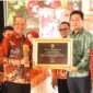 Penghargaan kepada wajib pajak yang dinilai taat dan tertib memenuhi kewajiban perpajakan dalam Malam Apresiasi Wajib Pajak Kota Batam 2026 di Ballroom Harmoni One Hotel, Batam Centre, Senin (22/6/2026). Foto:Diskominfo Batam