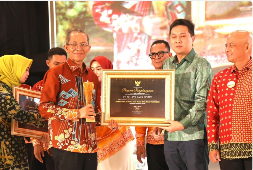 Penghargaan kepada wajib pajak yang dinilai taat dan tertib memenuhi kewajiban perpajakan dalam Malam Apresiasi Wajib Pajak Kota Batam 2026 di Ballroom Harmoni One Hotel, Batam Centre, Senin (22/6/2026). Foto:Diskominfo Batam