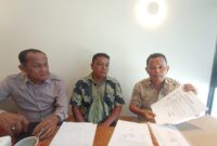 Sukarno didampingi kuasa hukumnya saat menceritakan apa yang dirasakan atas pembelian kios di Bengkong Trade Center. Tiga tahun sudah lakukan pelunasan namun sertifikat belum diterima, Sabtu (27/6/2026). Matapedia6.com/Luci