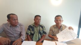 Sukarno didampingi kuasa hukumnya saat menceritakan apa yang dirasakan atas pembelian kios di Bengkong Trade Center. Tiga tahun sudah lakukan pelunasan namun sertifikat belum diterima, Sabtu (27/6/2026). Matapedia6.com/Luci