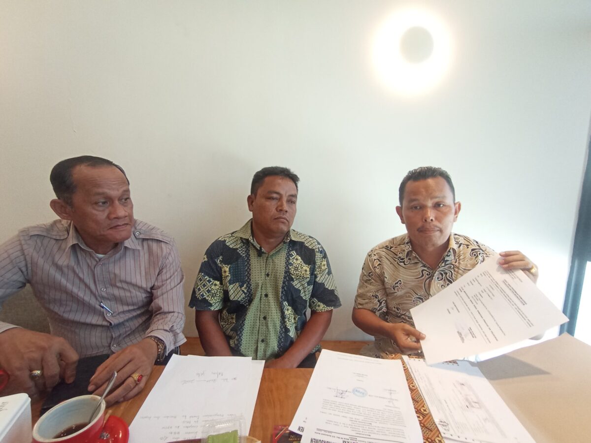 Sukarno didampingi kuasa hukumnya saat menceritakan apa yang dirasakan atas pembelian kios di Bengkong Trade Center. Tiga tahun sudah lakukan pelunasan namun sertifikat belum diterima, Sabtu (27/6/2026). Matapedia6.com/Luci
