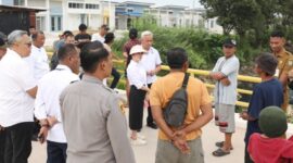 Wakil Wali Kota Batam Li Claudia Chandra saat meninjau lokasi disebut sebut muncul Buaya di wilayah Tembesi, Selasa (30/6/2026). Foto:Diskominfo