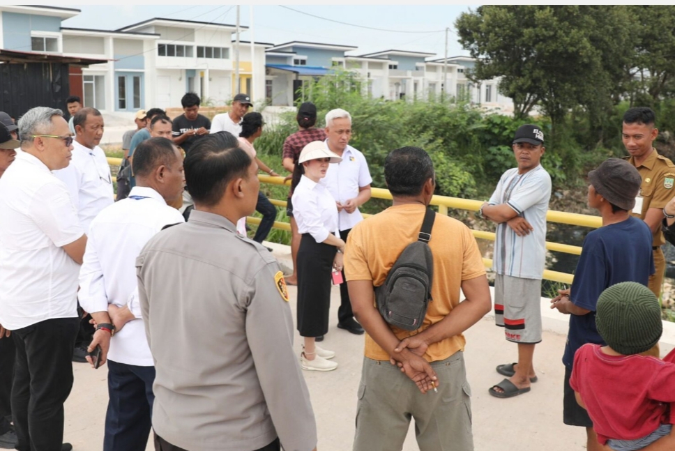 Wakil Wali Kota Batam Li Claudia Chandra saat meninjau lokasi disebut sebut muncul Buaya di wilayah Tembesi, Selasa (30/6/2026). Foto:Diskominfo