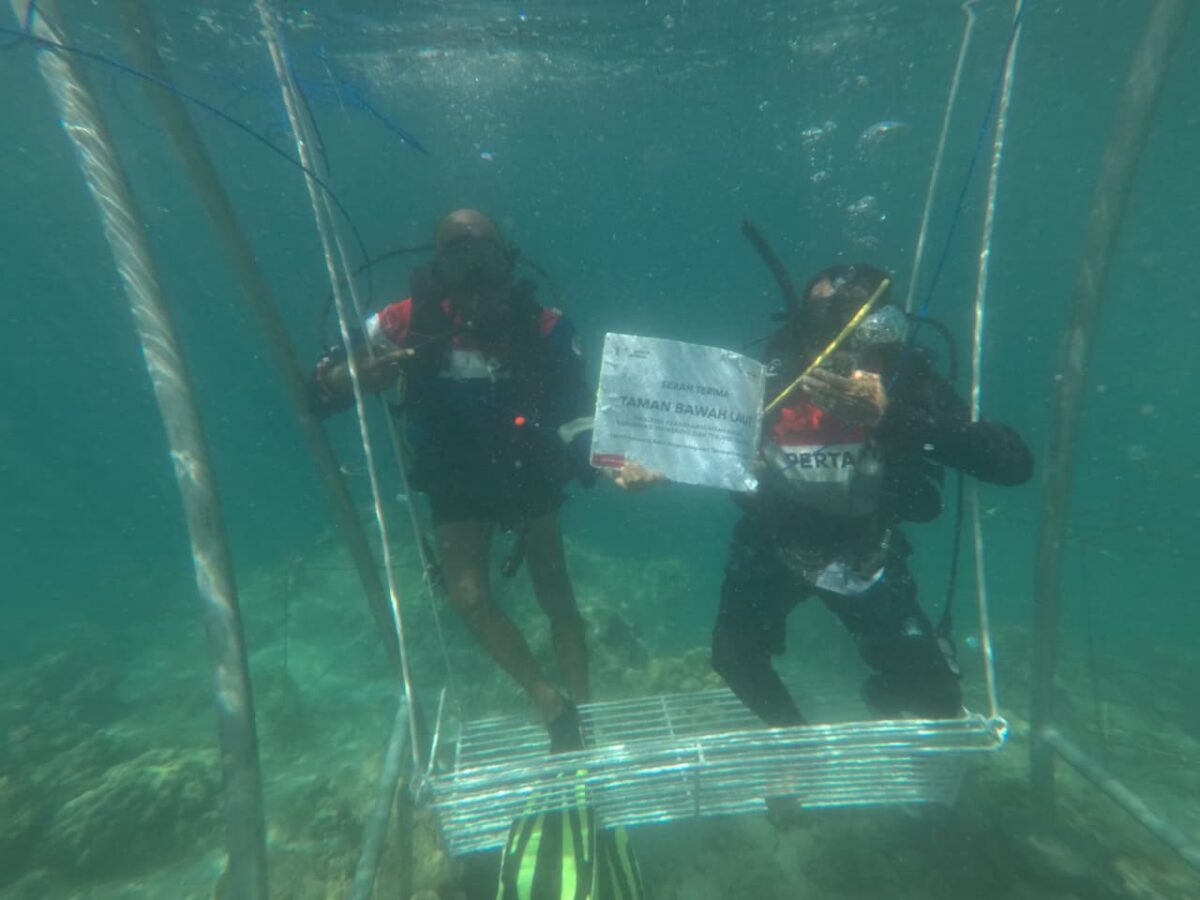petugas Pertamina di laut Sumbar. Foto:Istimewa