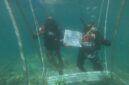 petugas Pertamina di laut Sumbar. Foto:Istimewa