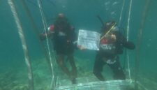 petugas Pertamina di laut Sumbar. Foto:Istimewa