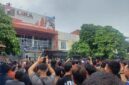 Ribuan warga Pulau Kasu, Kecamatan Belakang Padang, bersama masyarakat Tanjung Riau mendatangi Kantor Dewan Pimpinan Wilayah (DPW) LIRA Kepri di kawasan Ruko Batam Centre, Senin (15/6/2026). Foto:Rega/matapedia