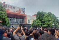 Ribuan warga Pulau Kasu, Kecamatan Belakang Padang, bersama masyarakat Tanjung Riau mendatangi Kantor Dewan Pimpinan Wilayah (DPW) LIRA Kepri di kawasan Ruko Batam Centre, Senin (15/6/2026). Foto:Rega/matapedia