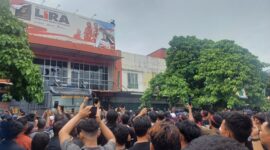 Ribuan warga Pulau Kasu, Kecamatan Belakang Padang, bersama masyarakat Tanjung Riau mendatangi Kantor Dewan Pimpinan Wilayah (DPW) LIRA Kepri di kawasan Ruko Batam Centre, Senin (15/6/2026). Foto:Rega/matapedia