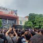 Ribuan warga Pulau Kasu, Kecamatan Belakang Padang, bersama masyarakat Tanjung Riau mendatangi Kantor Dewan Pimpinan Wilayah (DPW) LIRA Kepri di kawasan Ruko Batam Centre, Senin (15/6/2026). Foto:Rega/matapedia