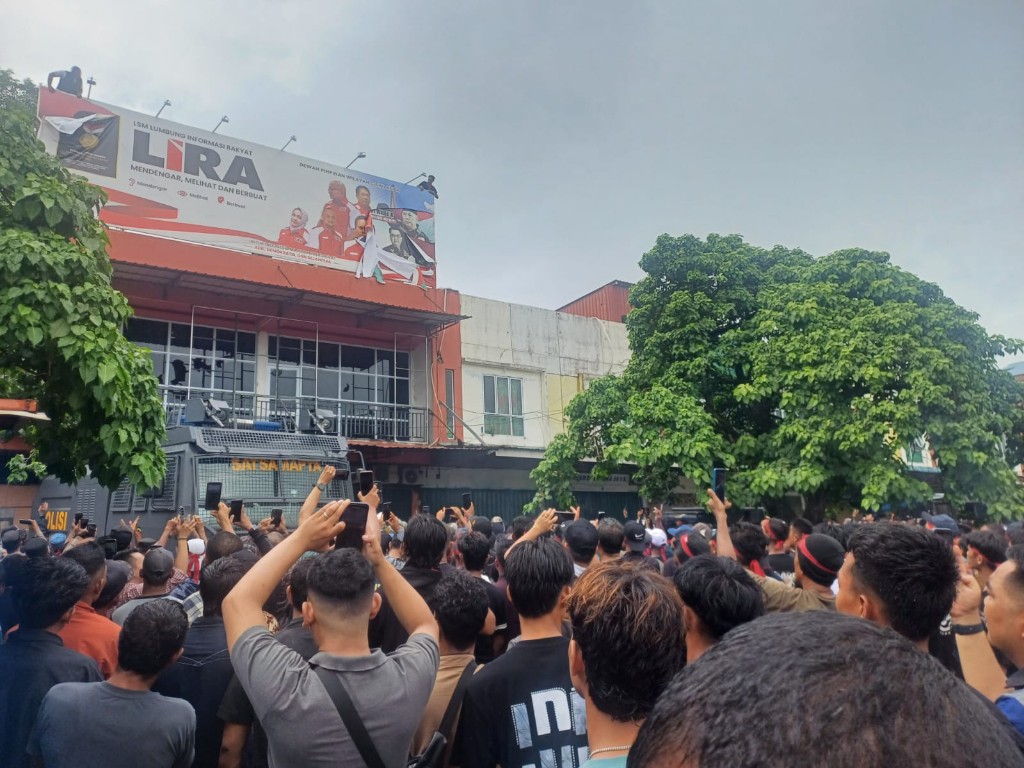 Ribuan warga Pulau Kasu, Kecamatan Belakang Padang, bersama masyarakat Tanjung Riau mendatangi Kantor Dewan Pimpinan Wilayah (DPW) LIRA Kepri di kawasan Ruko Batam Centre, Senin (15/6/2026). Foto:Rega/matapedia