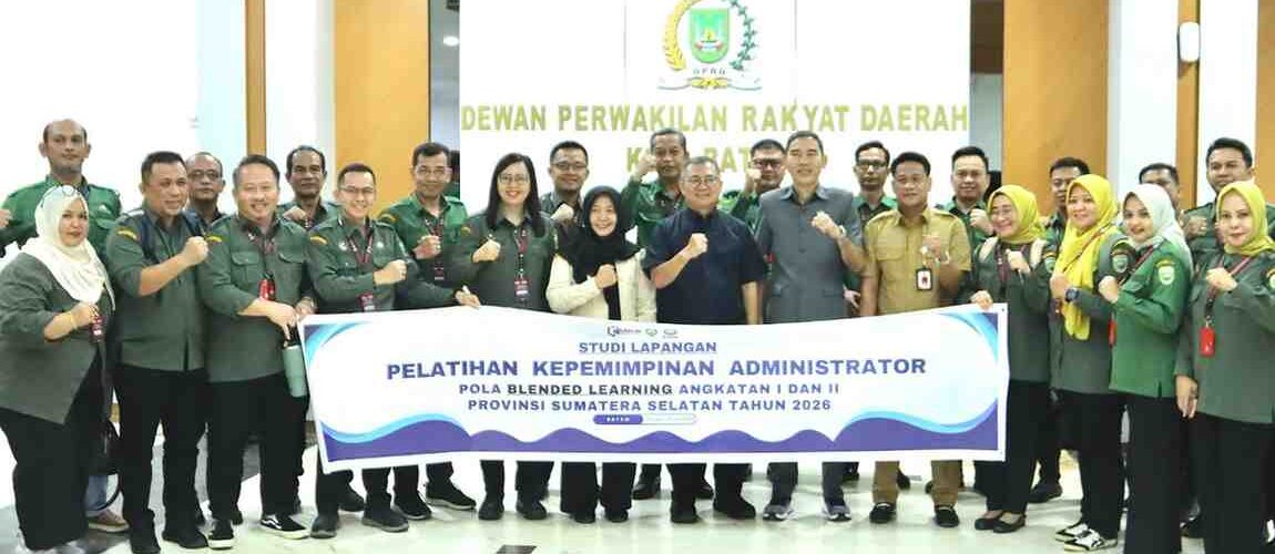 Sekretaris DPRD Kota Batam, Dr. Ridwan Afandi, SSTP., M.Eng., saat menerima kunjungan peserta Studi Lapangan Pelatihan Kepemimpinan Administrator (Stula PKA) Angkatan I dan II Provinsi Sumatera Selatan Tahun 2026 di Kantor DPRD Kota Batam, Senin (29/6/2026). Foto:DPRD Batam. 